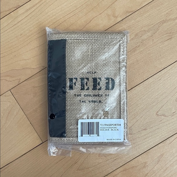 NWT FEED Passport Holder in Black and Tan - Picture 1 of 3